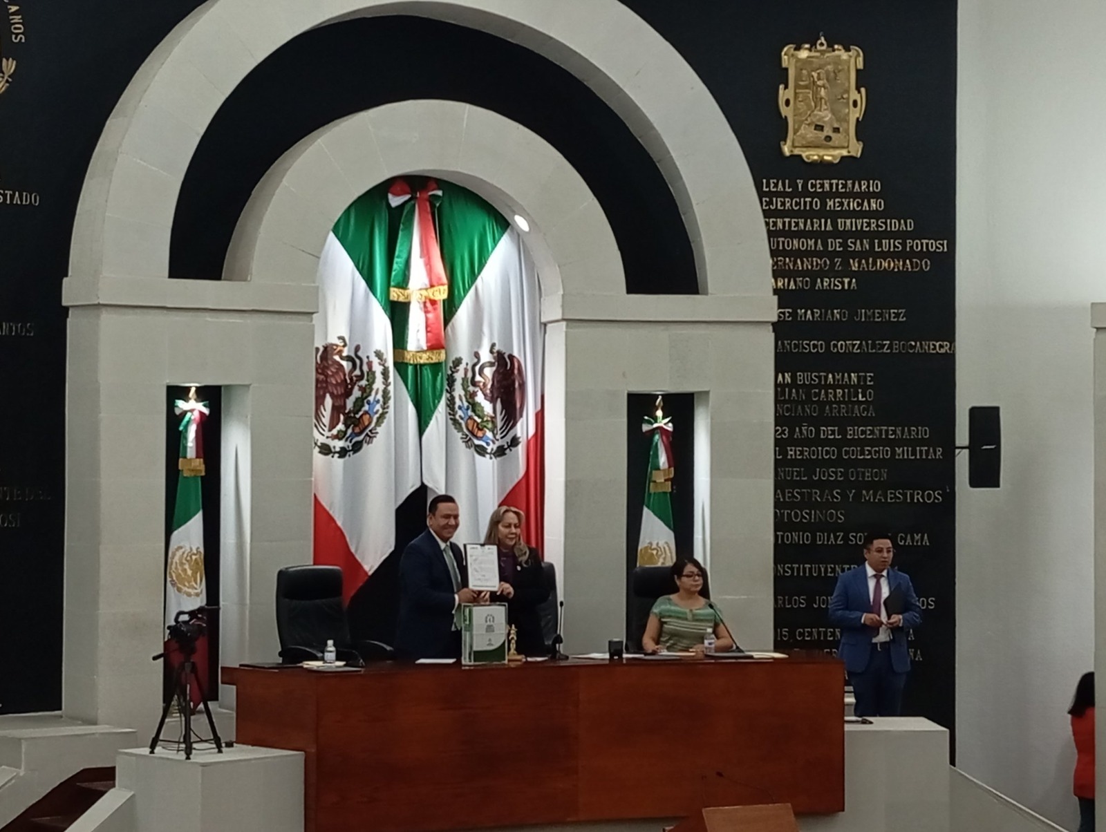 Presentan IV Informe de Gobierno al Congreso del Estado