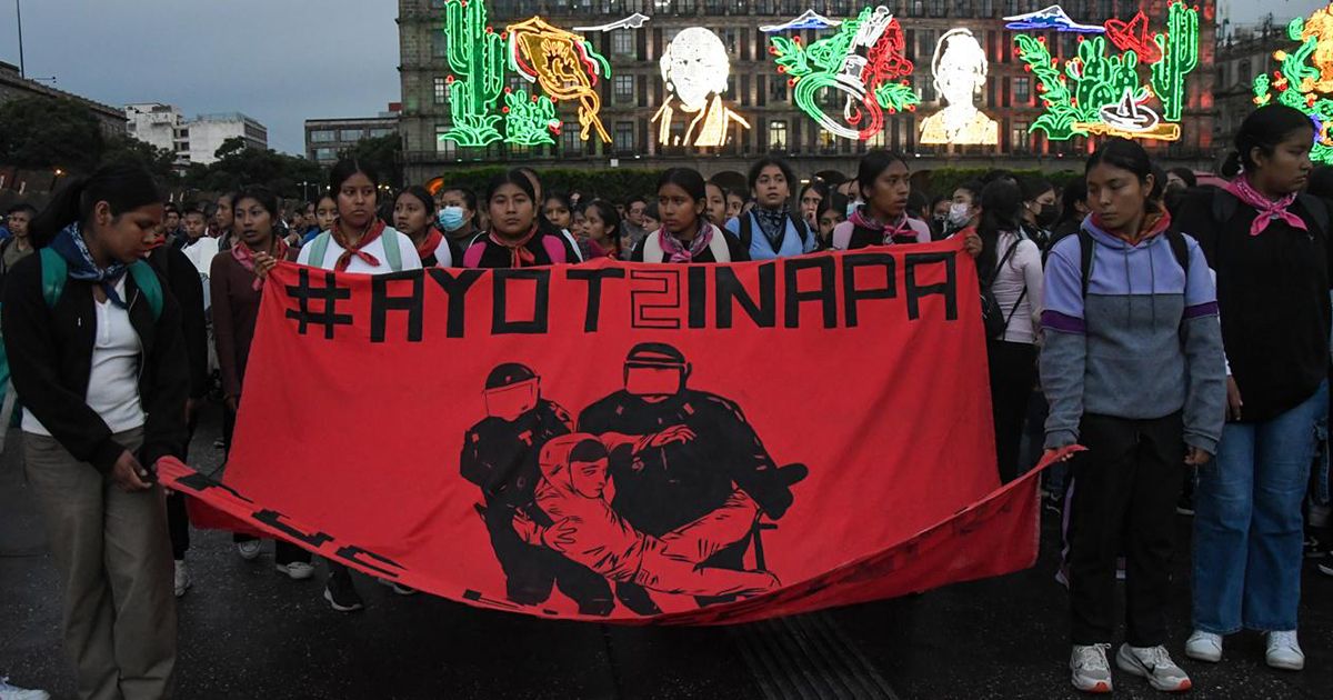 Marcha por los 43 de Ayotzinapa llega al Zócalo en su 11 aniversario