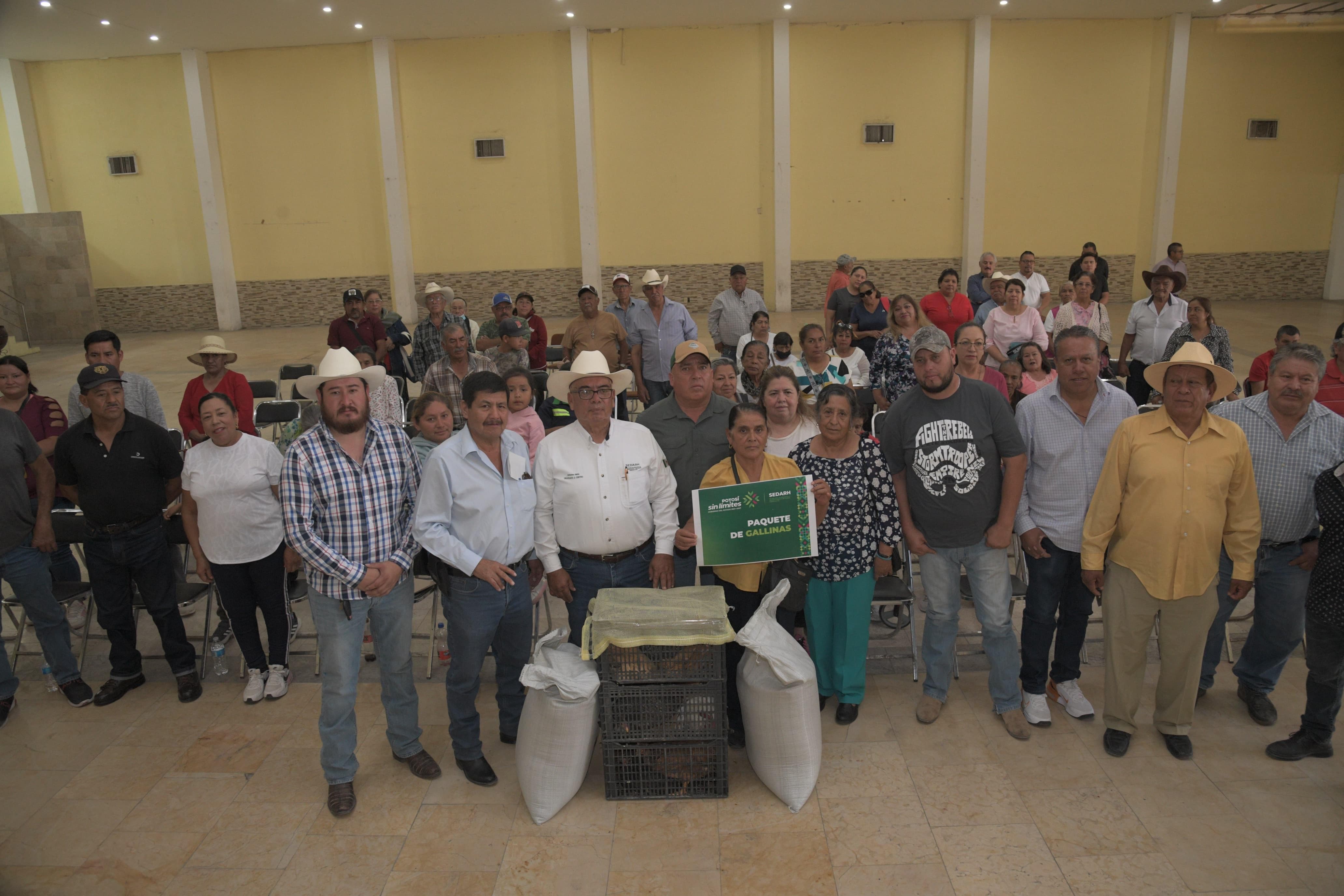 Ayuntamiento de Soledad entrega apoyos agropecuarios a familias productoras