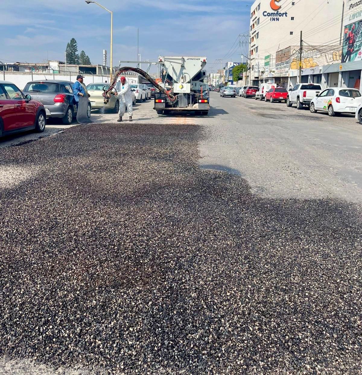 Avanza bacheo emergente en la capital con atención a reportes ciudadanos