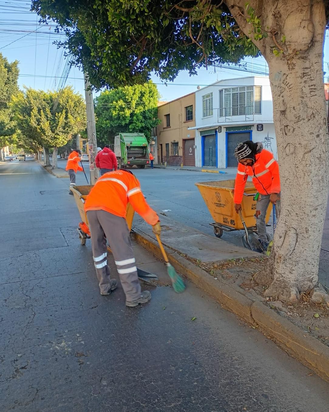 Ayuntamiento capitalino mantiene labores de limpieza en la ciudad