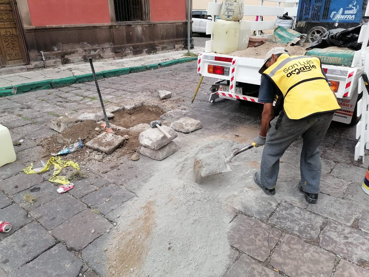 Realiza UGCH labores de bacheo en la calle Rayón del Centro Histórico